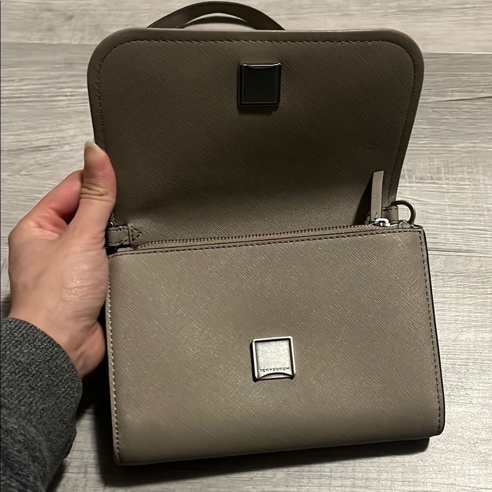 Tory Burch Gray Crossbody Bag with Smooth Leather and Chain Strap - Picture 2 of 5